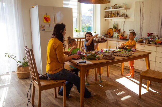 Gemeinsam mit den Kindern Zeit für die Ostervorbereitungen verbringen