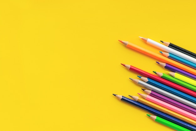Gemeinschaftskommunikationskonzept. Gruppe Bleistifte auf dem gelben Hintergrund