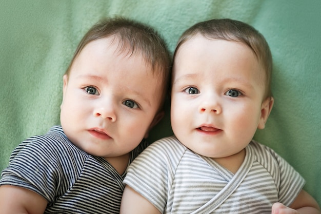 Foto gemelos recién nacidos, los niños están acostados en la cama.