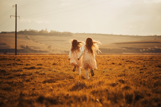 Gêmeos e melhores amigas curtindo o sol de verão