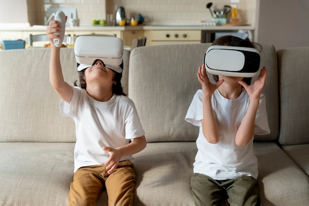 Foto gêmeos pequenos jogando um jogo de realidade virtual