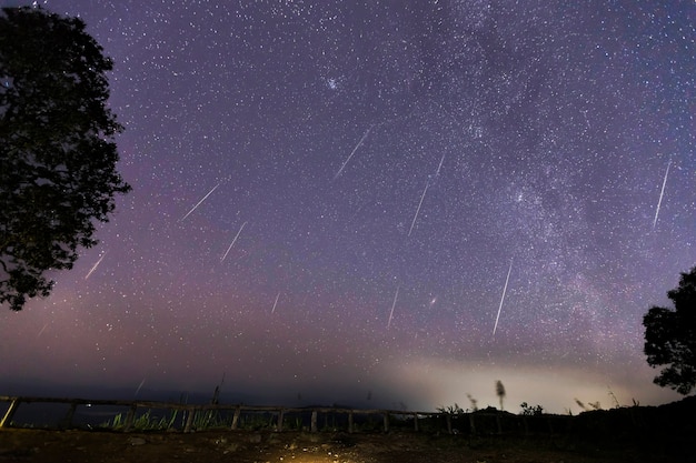 Geminid Meteor Shower e a Via Láctea Sobre uma montanha. Meteorito Geminino no céu noturno