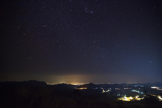 Gemínidas Meteor en el cielo nocturno de Wat Phra That Pha Son Kaew templo Phetchabun Tailandia