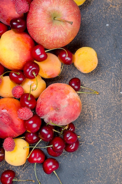 gemischt viele verschiedene saisonale früchte