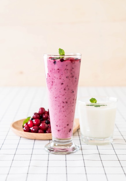 gemischte Beeren mit Joghurt-Smoothies