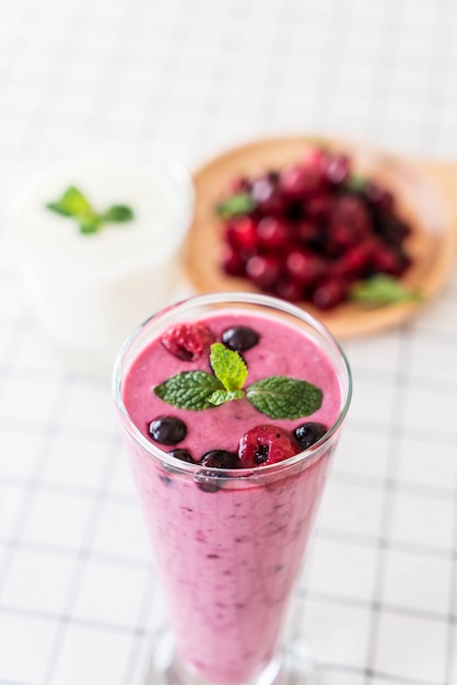 gemischte Beeren mit Joghurt-Smoothies