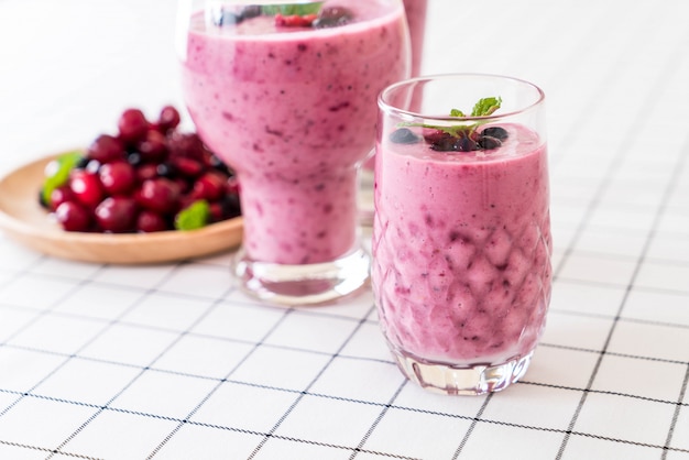 gemischte Beeren mit Joghurt-Smoothies