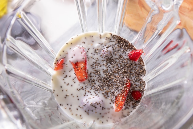 Gemischte Beeren mit Joghurt und Chiasamen in einem Mixer, Draufsicht. Superfoods und gesunde Lebensweise oder Detox-Diät-Lebensmittelkonzept.