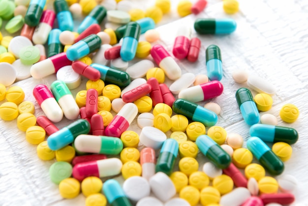Gemischte bunte pharmazeutische Drogen und Medizin in der Pillen- und Kapselform