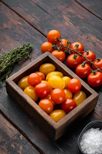 Gemischte Farbe Kirschtomaten in Holztablett, auf altem Holztisch