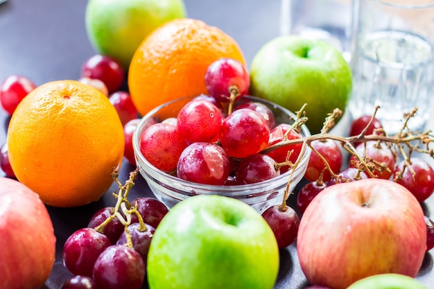 Gemischte frische Früchte für gesundes Essen