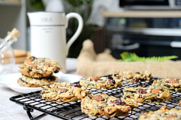 Foto gemischte nüsse und getrocknete früchte und samen florentiner, glutenfreie vollwertkost gesunde kekskekse