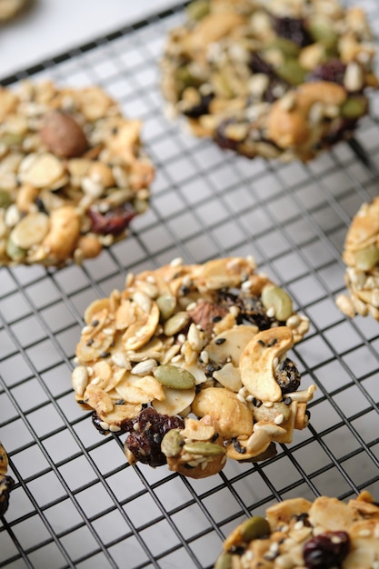 Foto gemischte nüsse und getrocknete früchte und samen florentiner, glutenfreie vollwertkost gesunde kekskekse