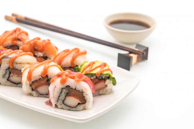 gemischte Sushirolle mit pikanter Sauce - japanisches Essen