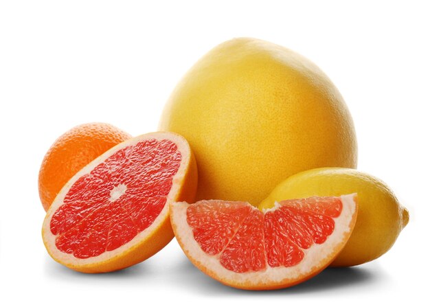 Gemischte Zitrusfrüchte, darunter Zitronenscheiben, Grapefruit, Orange und Pampelmuse, isoliert auf weißem Hintergrund, Nahaufnahme