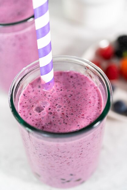 Foto gemischter beeren-boba-smoothie