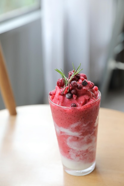 Gemischter Beeren-Smoothie, trinken