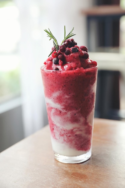 Foto gemischter beeren-smoothie, trinken