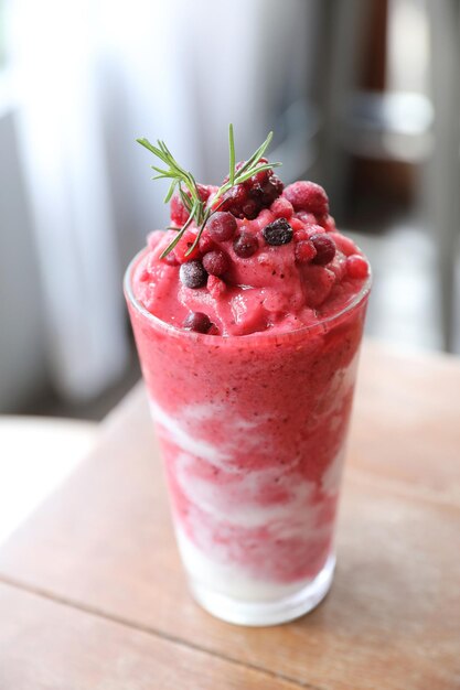 Gemischter Beeren-Smoothie, trinken