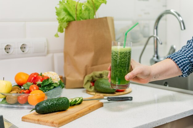 Gemischter grüner Smoothie mit Zutaten