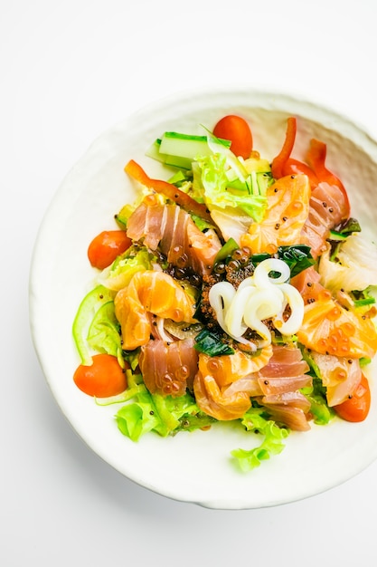 Gemischter Meeresfrüchte-Salat mit Lachs-Thunfisch-Tintenfisch und anderen Fischen