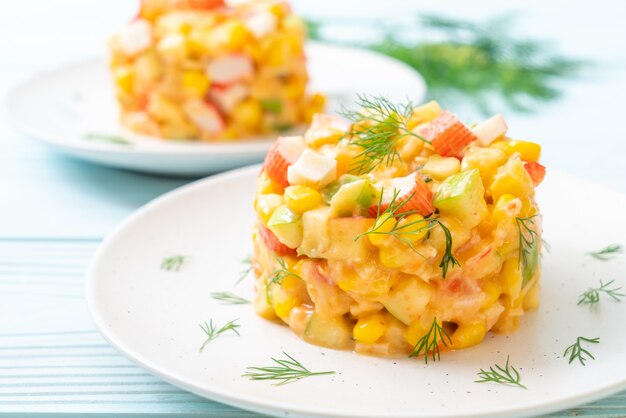 gemischter Obstsalat mit Krabbenstab (Apfel, Mais, Papaya, Ananas)