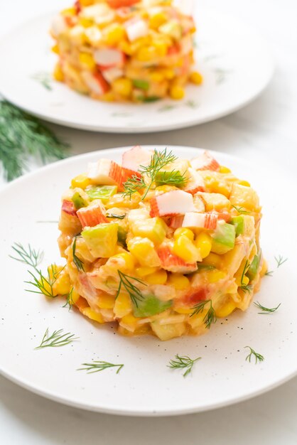 gemischter Obstsalat mit Krabbenstab (Apfel, Mais, Papaya, Ananas)