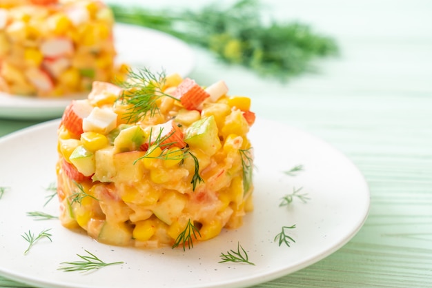 gemischter Obstsalat mit Krabbenstäbchen (Apfel, Mais, Papaya, Ananas)