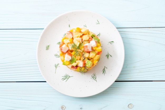 gemischter Obstsalat mit Krabbenstäbchen (Apfel, Mais, Papaya, Ananas)