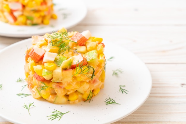 gemischter Obstsalat mit Krabbenstäbchen (Apfel, Mais, Papaya, Ananas)