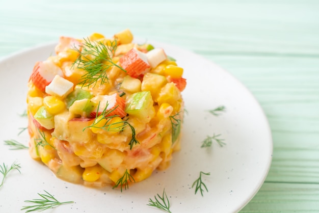 gemischter Obstsalat mit Krabbenstäbchen (Apfel, Mais, Papaya, Ananas)