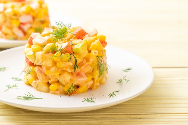 Gemischter obstsalat mit krabbenstäbchen (apfel, mais, papaya, ananas)