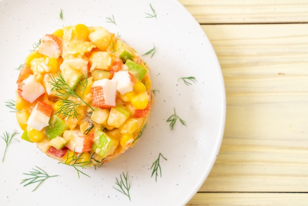 gemischter Obstsalat mit Krabbenstange