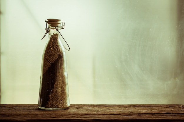 Gemischter Pfeffer in der Flasche