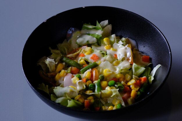 gemischter Salat, frischer Salat, Mais, Erbsen, Karotten, Gurken und Mayonnaise-Sauce. Gartensalat.