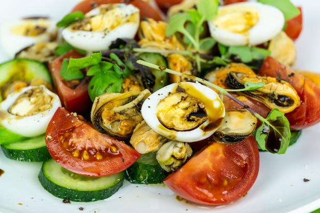 Gemischter Salat mit Tomaten, Gurken, Wachteleiern und Muscheln