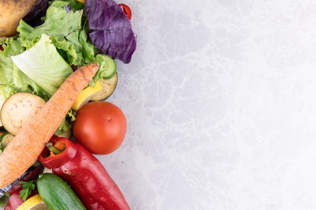 gemischtes frisches Gemüse auf weißem Marmor-Hintergrund gesundes Lebensmittelkonzept für den Hintergrundgebrauch