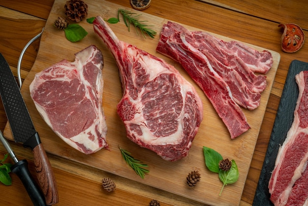 Gemischtes Frischfleisch Tomahawk Beef Cross Cut Short Ribs Beef Geschnetzeltes Brisket Beef Tbone Steak Beef