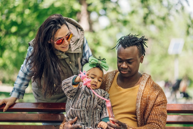 Gemischtrassige Familie, die Spaß im Park hat