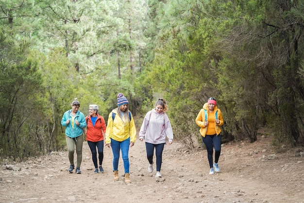 Gemischtrassige Frauen, die sich während des Trekkingtages im Wald amüsieren - Konzentrieren Sie sich auf das Gesicht der afrikanischen Frau