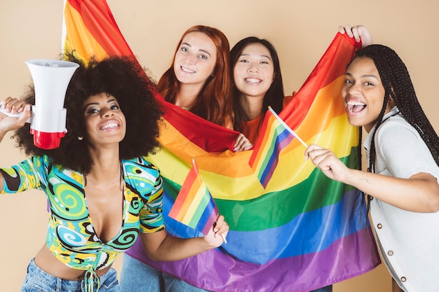 Gemischtrassige Frauengruppe, mit Gay-Pride-Flagge lgbt, asiatisch, afrikanisch, kaukasisch, kurvig