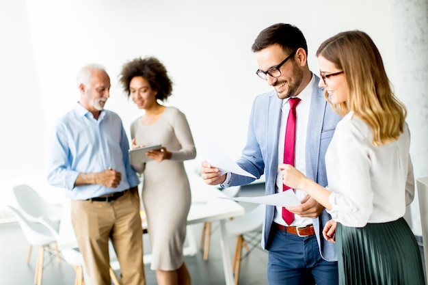 Gemischtrassige Geschäftsleute, die im Büro stehen