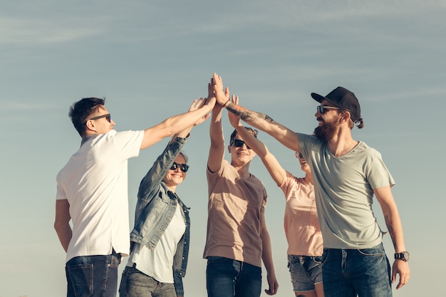 Gemischtrassige Gruppe Freunde mit den Händen auf Stapel