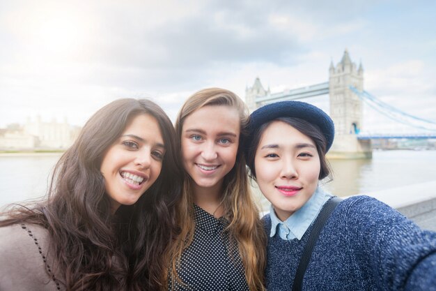 Gemischtrassige Gruppe Mädchen, die ein selfie in London nehmen