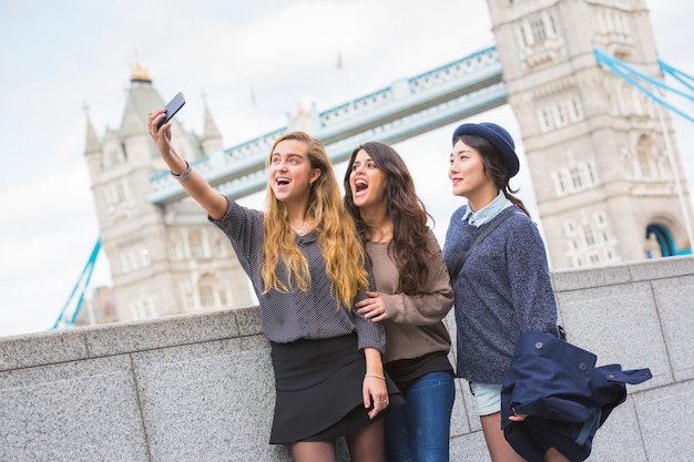 Gemischtrassige Gruppe Mädchen, die ein selfie in London nehmen