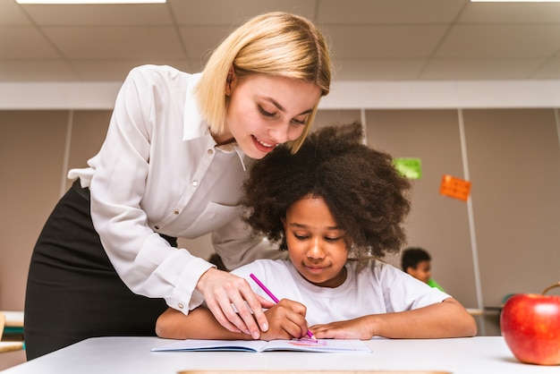 Foto gemischtrassige gruppe von kindern in der grundschule