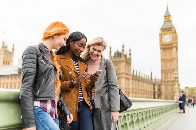 Gemischtrassige Gruppe von Mädchen in London neben Big Ben