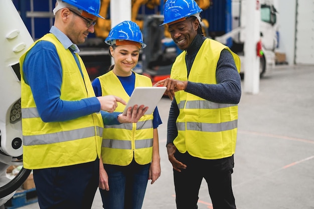 Gemischtrassige Ingenieure arbeiten in einer Roboterfabrik. Industrie- und Technologiekonzept