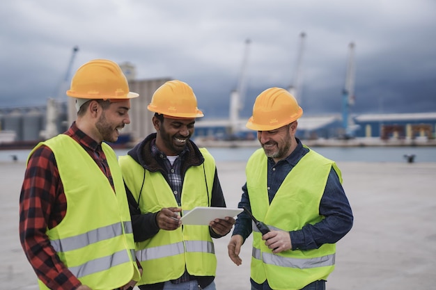 Gemischtrassige Männer, die im Hafen für den Import- und Exporttransport arbeiten