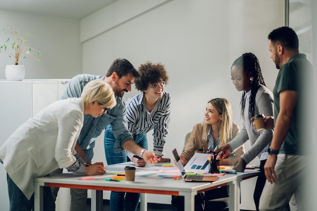 Foto gemischtrassiges geschäftsteam bei einem meeting in einem modernen, hellen büro